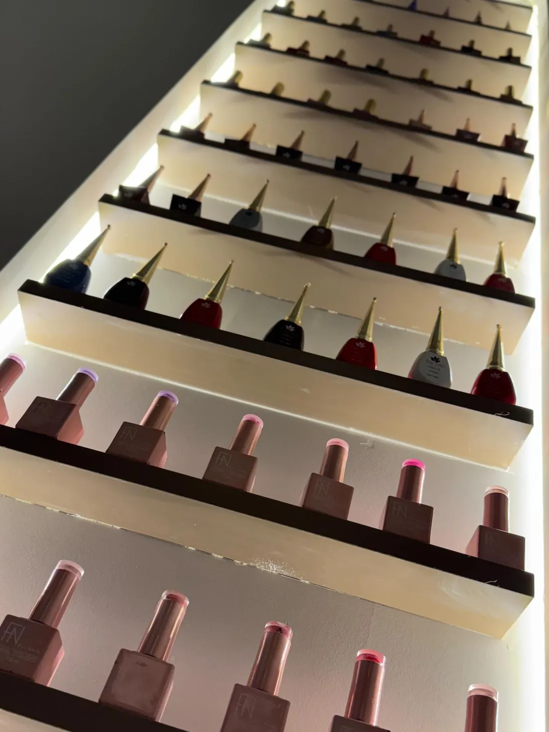 Parede de esmaltes iluminada na esmalteria