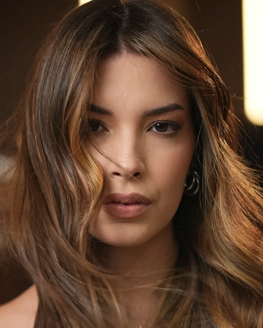Morena iluminada em close, com luz dourada