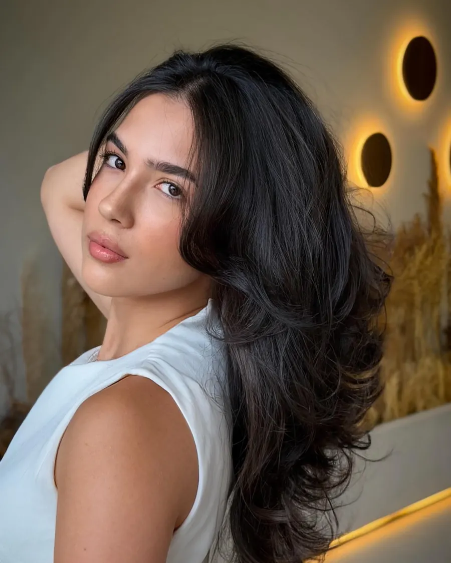 Cabelo preto longo com camadas