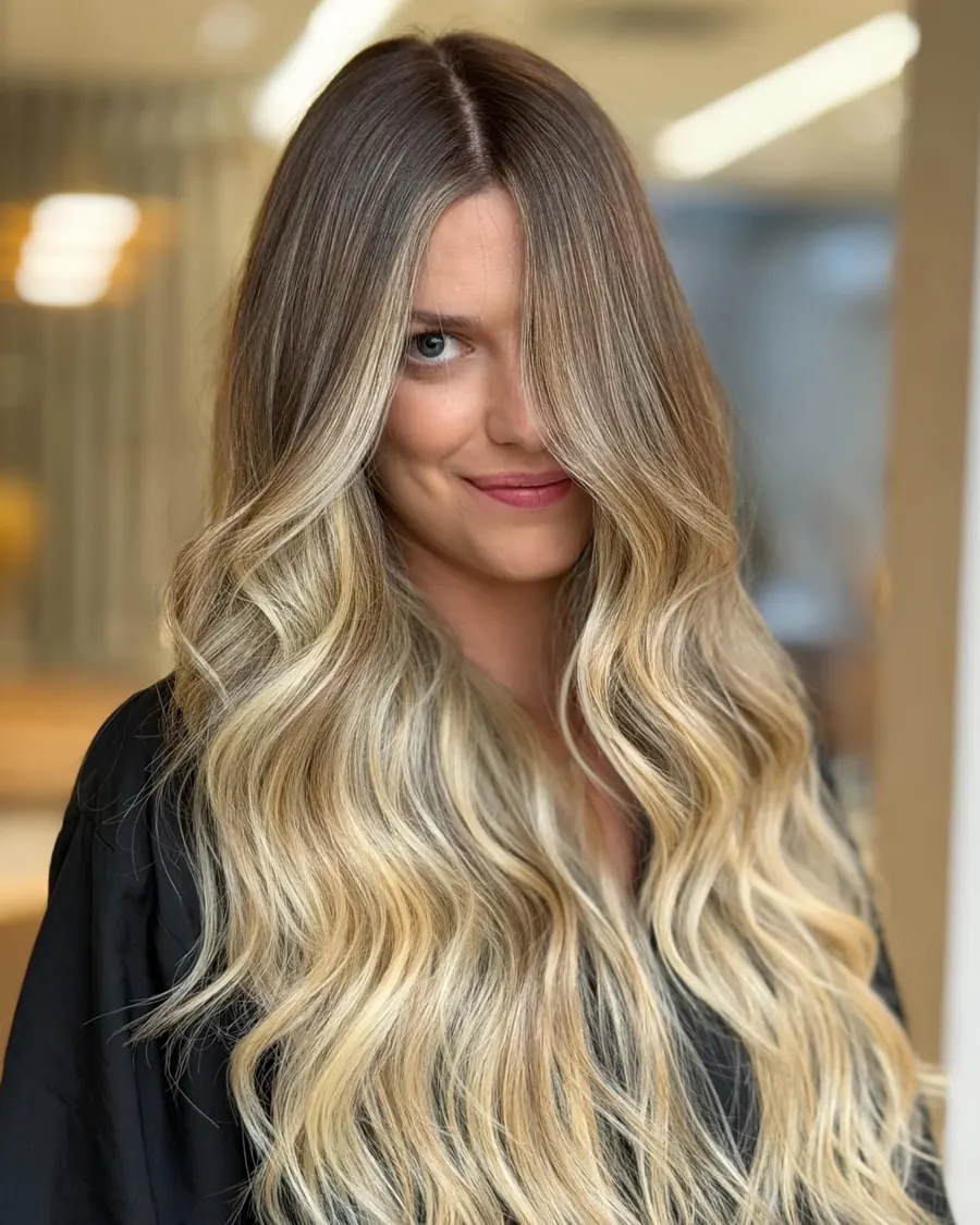 Loiro com raiz esfumada e ondas