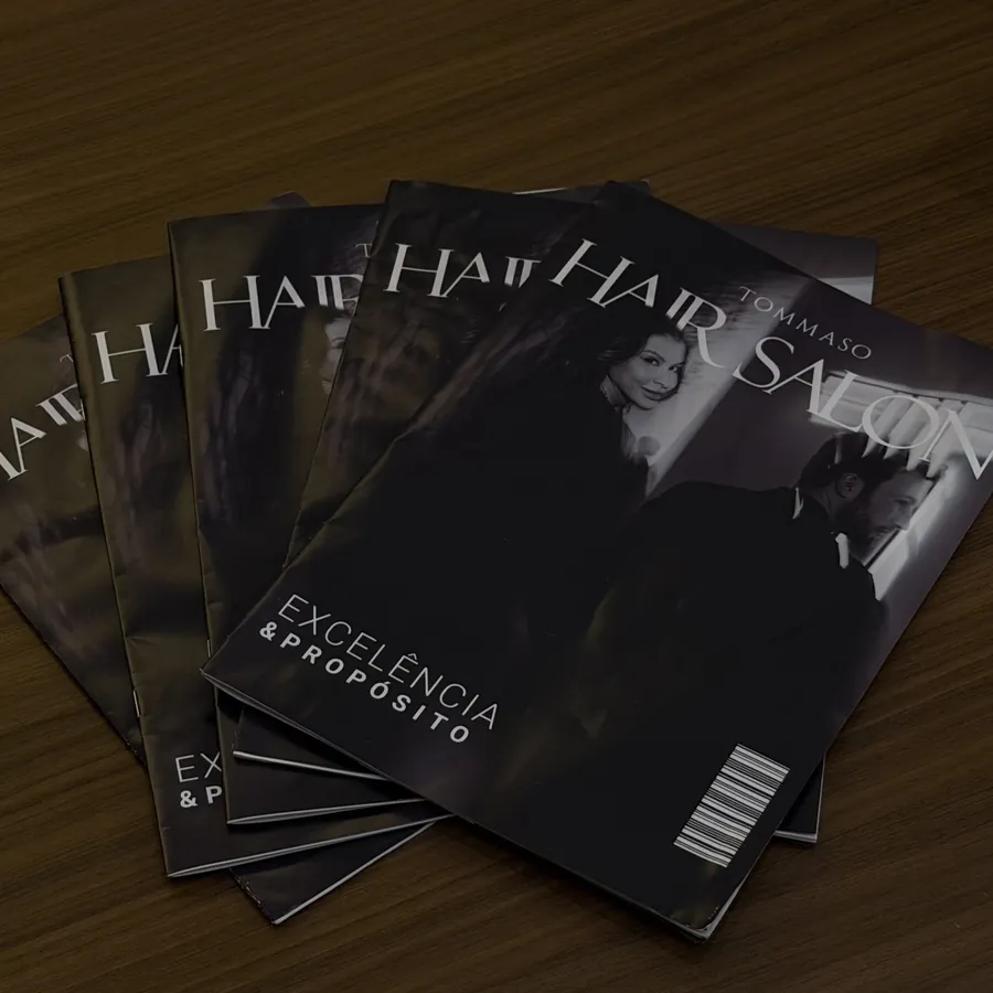 Exemplares da revista da casa, com a capa Excelência & Propósito